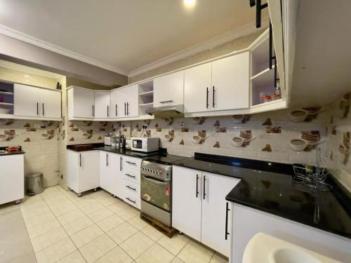 Η κουζίνα ή μικρή κουζίνα στο Charming 2-Bed Apartment in Kigali