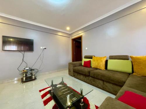 Μια τηλεόραση ή/και κέντρο ψυχαγωγίας στο Charming 2-Bed Apartment in Kigali