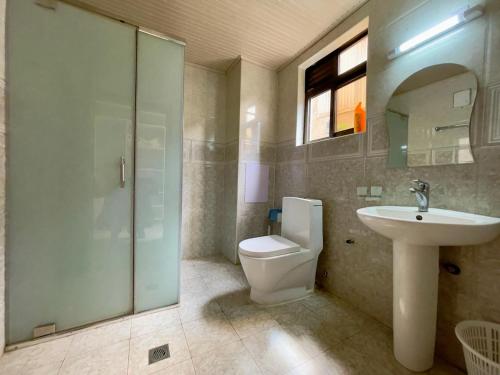 Ένα μπάνιο στο Charming 2-Bed Apartment in Kigali