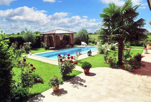 un jardín con piscina y cenador en 3 bedrooms villa with private pool enclosed garden and wifi at Umag 1 km away from the beach, en Umag