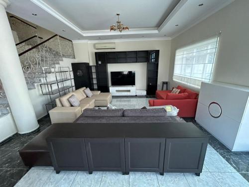 Area tempat duduk di A spacious Villa - guest house - masterbedroom