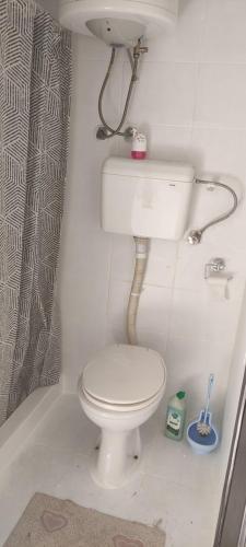 een badkamer met een wit toilet en een wastafel bij SanStill in Batajnica