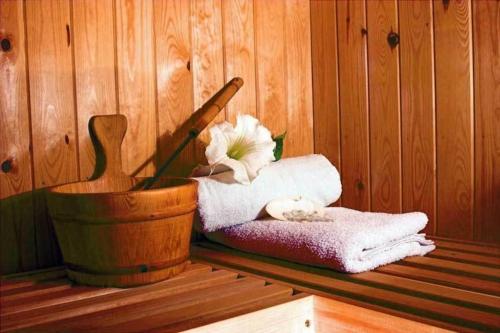 a flower sitting on a towel in a sauna at Cervinia Due in Breuil