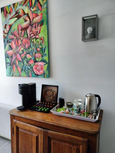 - un plateau de nourriture sur une table en bois dans l'établissement Les Mulotières, à Olivet