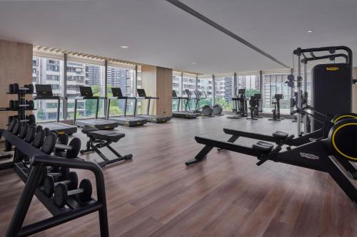 Das Fitnesscenter und/oder die Fitnesseinrichtungen in der Unterkunft DoubleTree by Hilton Shenzhen Airport Residences