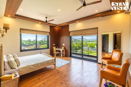 Postel nebo postele na pokoji v ubytování StayVista's Shivoham Farms - Mountain-View Villa with Outdoor Pool, Lawn, and Terrace