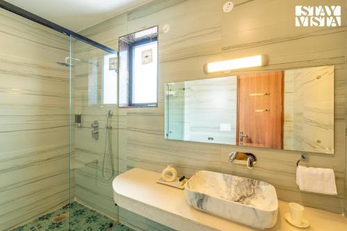 Koupelna v ubytování StayVista's Shivoham Farms - Mountain-View Villa with Outdoor Pool, Lawn, and Terrace