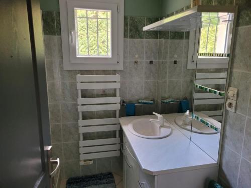 ein Badezimmer mit 2 Waschbecken und einem Spiegel in der Unterkunft chambre double in Taulignan