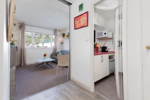 Una cocina o zona de cocina en Le Sorbier By ApiRent #Wifi #Climatisation #Lumineux