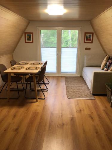 Cette chambre comprend une table, des chaises et un lit. dans l'établissement Ferienhaus Plöwen MV, 