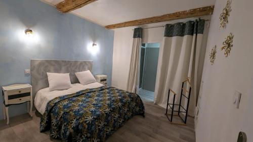 une petite chambre avec un lit et une fenêtre dans l'établissement Chez Jeanne, à Marseillan