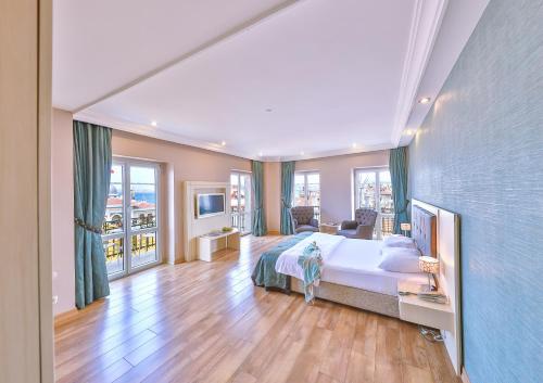 Postel nebo postele na pokoji v ubytování Buyukada Princess Hotel