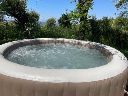a circular hot tubificialificialificialificialificialificialificialificialificialificialificialificial at Villa del Monte di Cocco in Massarosa