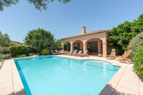 une piscine devant une villa dans l'établissement VILLA NIKKi, à Saint-Tropez