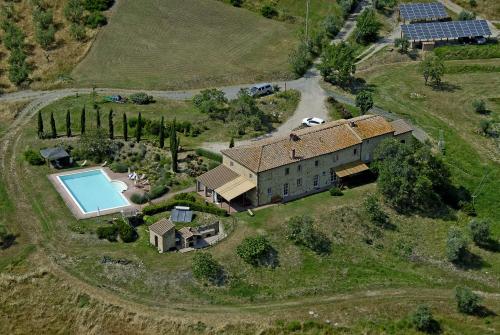 een luchtzicht op een huis met een zwembad bij La Toscavera - I Tre Archi in Pomarance