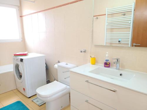 埃爾斯波夫萊特斯的住宿－Aldea del Mar II，白色的浴室设有卫生间和水槽。