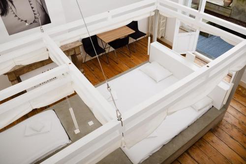 uma vista superior de um quarto com mobiliário branco em B&B DRUUM em Bruxelas