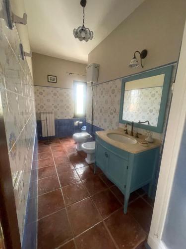 ein Bad mit einem Waschbecken und einem WC in der Unterkunft Azienda agrituristica Di Fiore in Morcone