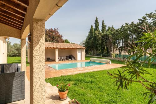 une piscine dans une cour à côté d'une maison dans l'établissement Gîte les oliviers, à Saint-Laurent-la-Vernède