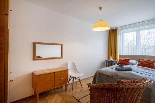 1 dormitorio con cama, tocador y espejo en 20 Apart - Mieszkanie dla 4 osób, en Gdynia
