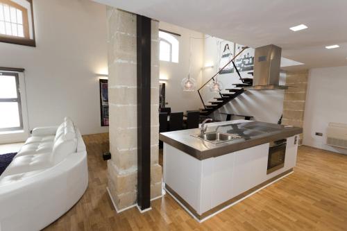 sala de estar con lavabo y escalera en Dúplex tipo Loft con piscina, en Jerez de la Frontera