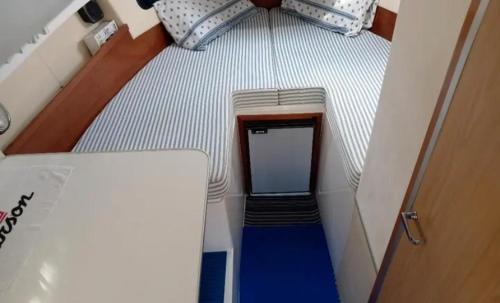an overhead view of a bunk bed with a blue carpet at Dormire in barca di lusso a Nettuno in Nettuno