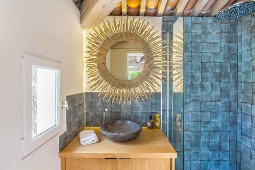 une salle de bain avec un lavabo et un miroir dans l'établissement Villa Moutte, à Saint-Tropez
