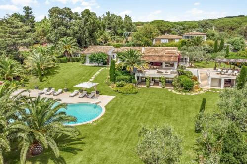une vue aérienne d'une maison avec une cour dans l'établissement Villa Moutte, à Saint-Tropez