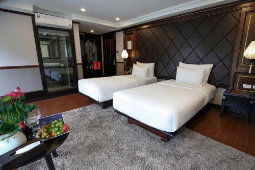 Un pat sau paturi într-o cameră la Lotus Luxury Cruise