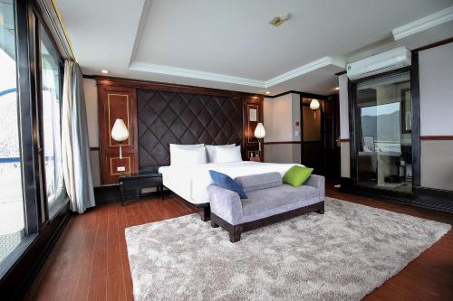 Giường trong phòng chung tại Lotus Luxury Cruise
