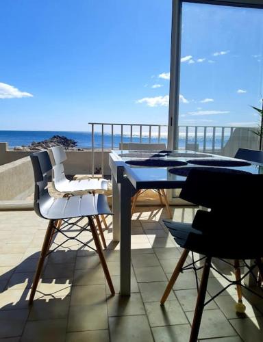 LES PIEDS DANS L'EAU