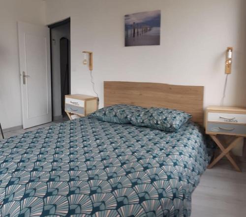 - une chambre avec un lit, deux commodes et deux tables de nuit dans l'établissement LES PIEDS DANS L'EAU, à Palavas-les-Flots