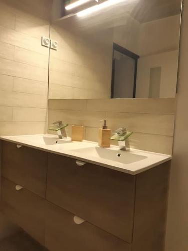 une salle de bain avec deux lavabos et un miroir dans l'établissement LES PIEDS DANS L'EAU, à Palavas-les-Flots
