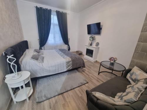 ein kleines Schlafzimmer mit einem Bett und einem Sofa in der Unterkunft LUNA RESIDENCE SINAIA in Sinaia