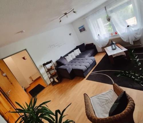 een woonkamer met een bank en een tafel bij Ferienwohnung Schog in Todtnau