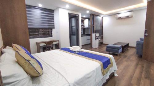 1 dormitorio con 1 cama grande y sala de estar en Candy Home en Hanoi