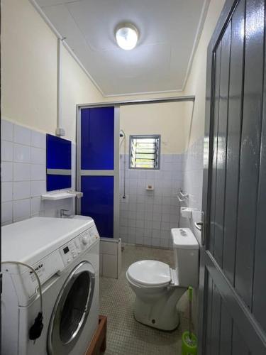 クリビにあるÉvasion Marine à Kribiのバスルーム(洗濯機、トイレ付)