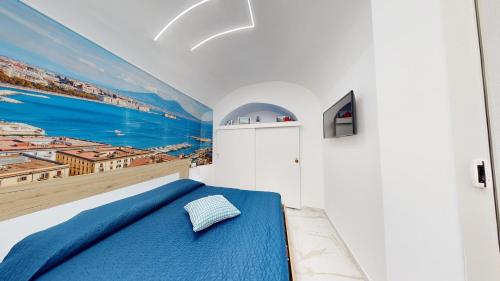 Un dormitorio con una cama azul con una pintura en la pared en Vesuvius Home, en Nápoles
