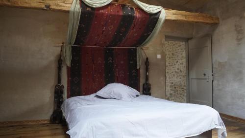 Una cama en una habitación con dosel. en River House in medieval bastide South of France, en Chalabre