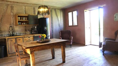 - une cuisine avec une table en bois dans une chambre dans l'établissement River House in medieval bastide South of France, à Chalabre