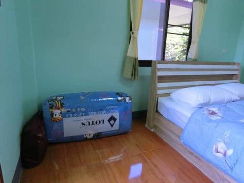 เตียงในห้องที่ Pernjai Homestay
