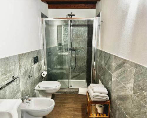 y baño con ducha, aseo y lavamanos. en Saturno house Cagliari Center, en Cagliari