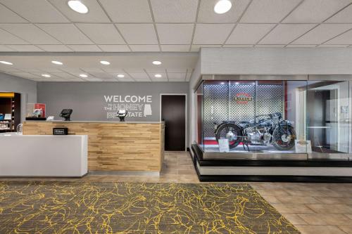 Ο χώρος του λόμπι ή της ρεσεψιόν στο Hampton Inn Birmingham/Leeds
