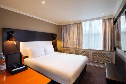 Cama o camas de una habitación en DoubleTree by Hilton London Ealing