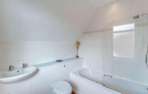 y baño con lavabo, bañera y aseo. en Hillhouse Blackhall en Edimburgo