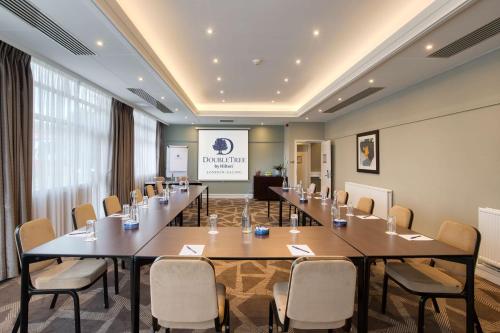 Zona business o sala de conferencias en DoubleTree by Hilton London Ealing