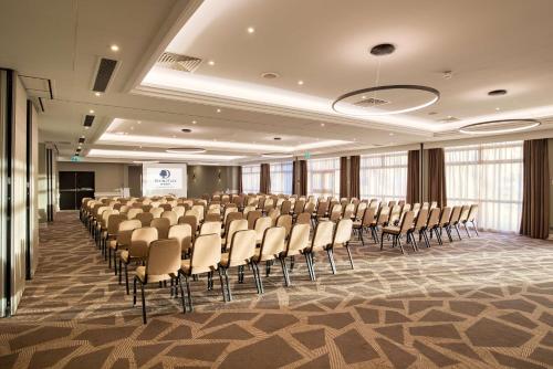 Zona business o sala de conferencias en DoubleTree by Hilton London Ealing