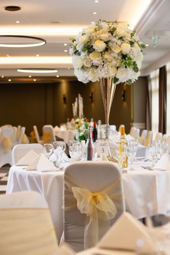 Un restaurante o sitio para comer en DoubleTree by Hilton London Ealing