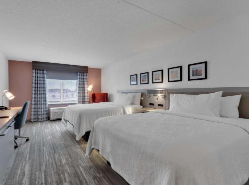 Habitación de hotel con 2 camas y escritorio en Hilton Garden Inn Myrtle Beach/Coastal Grand Mall, en Myrtle Beach
