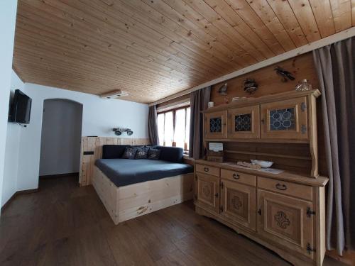a bedroom with a bed and a wooden ceiling at Apartment in Hochf gen with a terrace in Hochfugen
